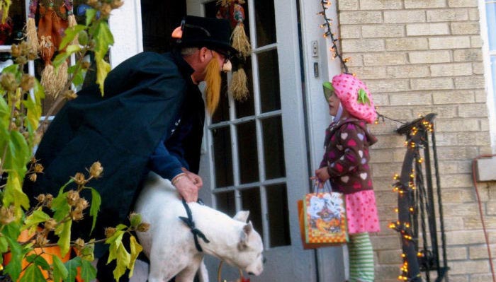 6 Trick-or-Treat Safety Tips for Parents and Kids